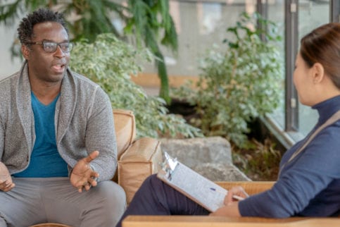 A licensed clinical 社会工作er (LCSW) talking with their client.